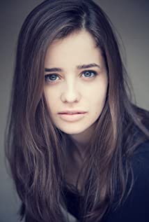 How tall is Holly Earl?